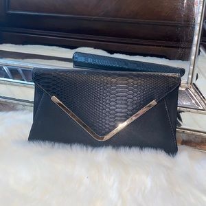 Black cluch
